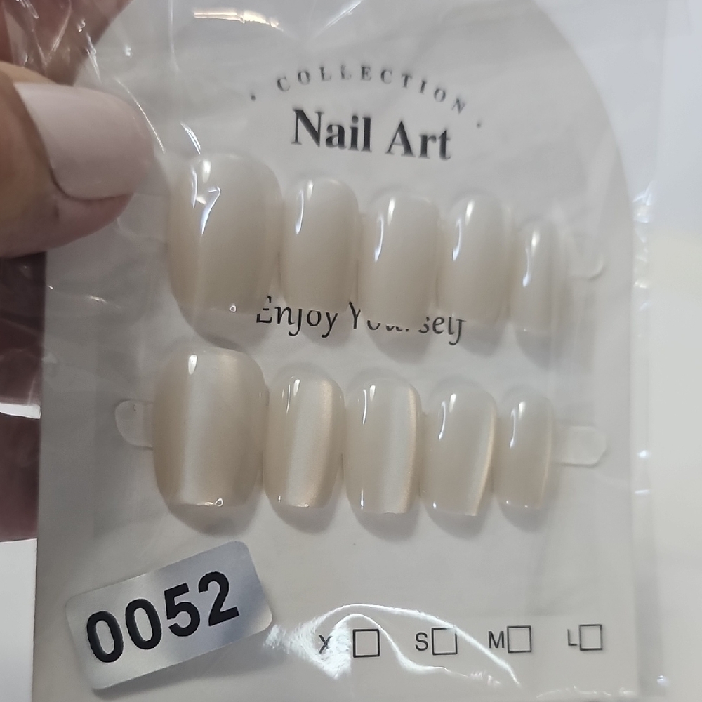 #0052 Cream Nail Art Set Of 10 + Adhesive‎ Pads Size S